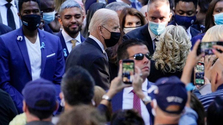Joe Biden (M), Präsident der USA, kommt gemeinsam mit seiner Ehefrau und First Lady Jill Biden zu einer Gedenkveranstaltung.