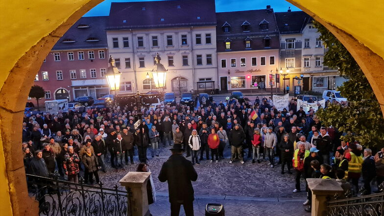Roßweins Bürgermeister Hubert Paßehr sprach am Montagabend zu den Teilnehmern der Kundgebung auf dem Markt - und erntete nicht nur positives Echo.