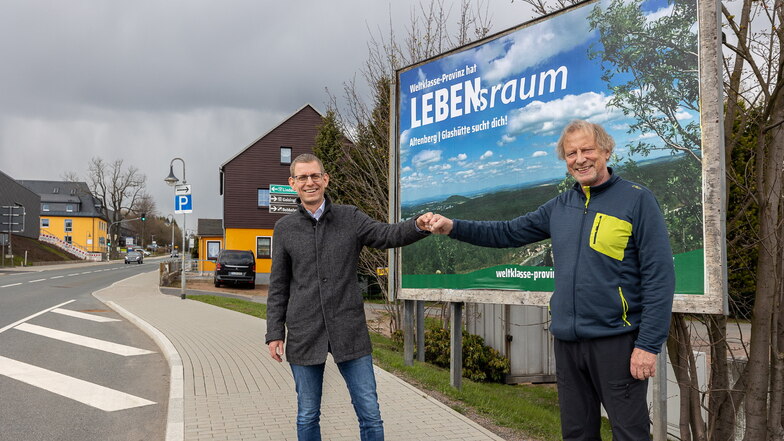 Glashüttes Bürgermeister Markus Dreßler (li.) und Altenbergs Bürgermeister Thomas Kirsten geben in Altenberg den Startschuss für die Werbekampagne von Dresdens Weltklasse-Provinz.