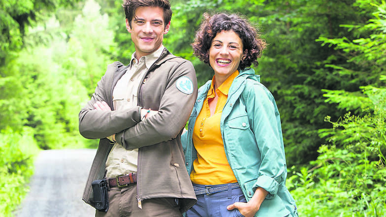 Philipp Danne und Liza Tschirner als Ranger Jonas Waldek und Biologin Emilia Graf.