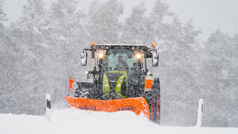Viele Landwirte setzen ihre Traktoren nicht nur auf ihren Feldern ein - sondern rücken auch bei Eis und Schnee aus.