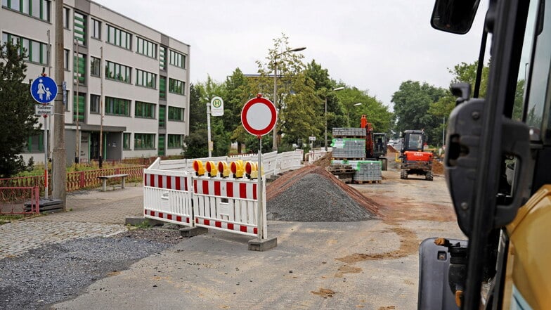 Die Alleestraße in Riesa sollte eigentlich am 20. August freigegeben werden. Daraus wird nichts: Die Freigabe ist nun auf den 1. November verschoben.