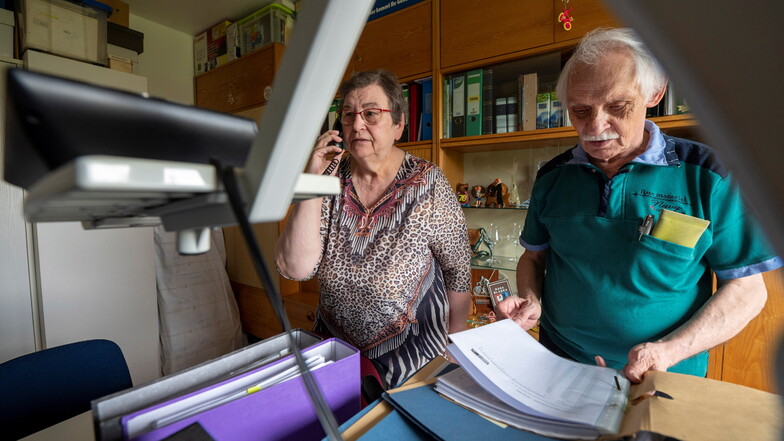 Sie sind beide schon über 70, doch ans Aufhören denken sie noch nicht: Gerlinde und Rainer Hausmann vom Sozialen Hilfswerk Mitteldeutschland e. V. in ihrem neuen Büro auf dem Kupferberg.