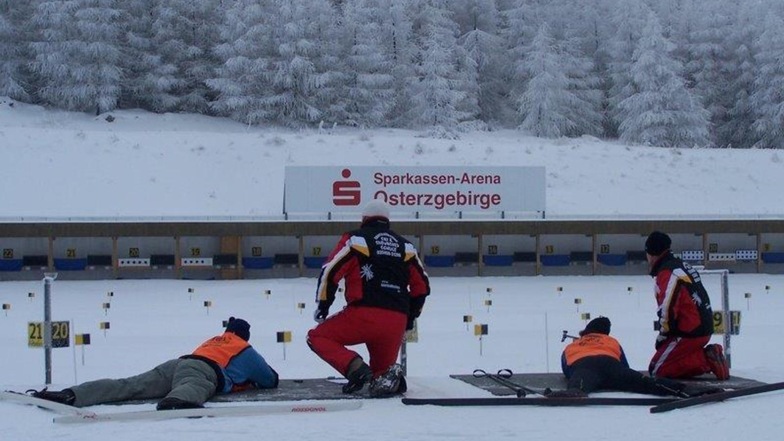 Einmal wie ein professioneller Biathlonathlet schießen, beispielsweise zur Weihnachtsfeier: Das geht in Altenberg bei Sportcollection.