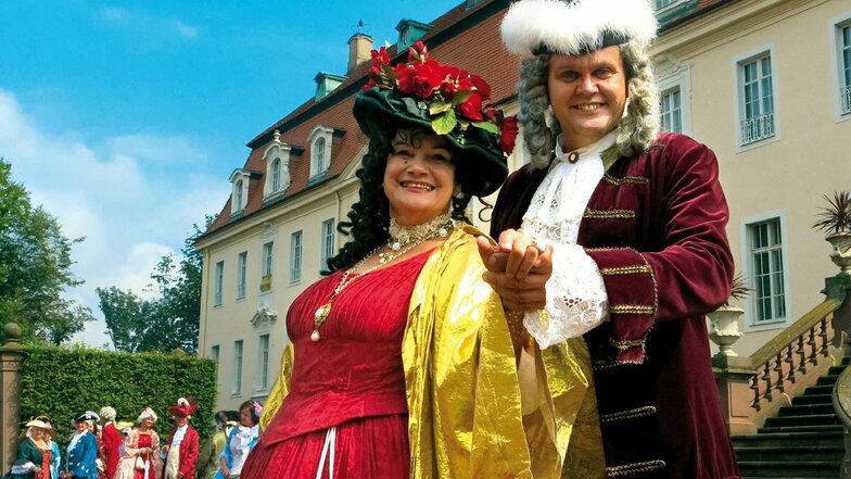 Gräfin und Graf zu Vitzthum (Birgit Lehmann und Jörn Hänsel) geben sich die Ehre im Schlosspark Lichtenwalde.
