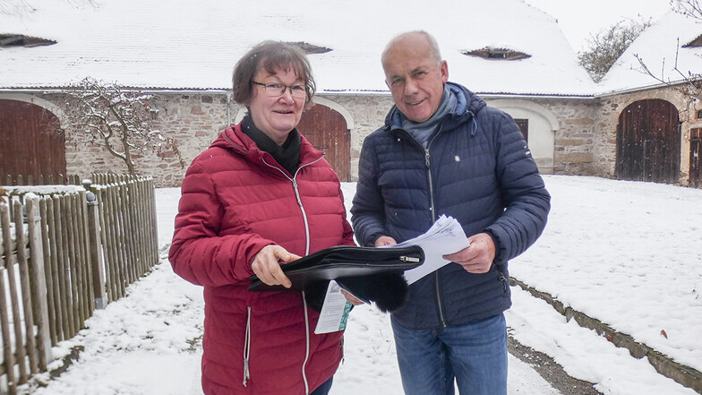 Ute Nöldner und Jürgen Schilder wollen mit dem neuen Förderverein in Purschwitz zunächst Geld für die Dachsanierung der Pfarrscheune (im Hintergrund) einwerben.