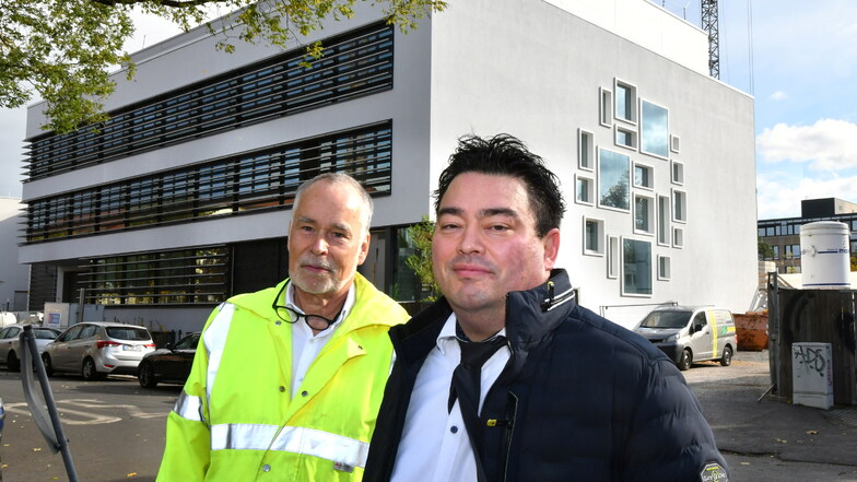 Der kaufmännische Vorstand des Uniklinikums Frank Ohi (r.) steht mit Thomas Runge, dem Leiter des klinikeigenen Bauherrenteams, vor dem Neubau des MITS.