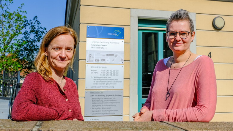 Diana Fleischer (l.) und Silke Haferkorn arbeiten in der Beratungsstelle für Menschen in besonderen Lebenslagen und ältere Menschen. Sie helfen und beraten jeden Radebeuler, der zu ihnen ins Sozialrathaus in die Hauptstraße 4 kommt.