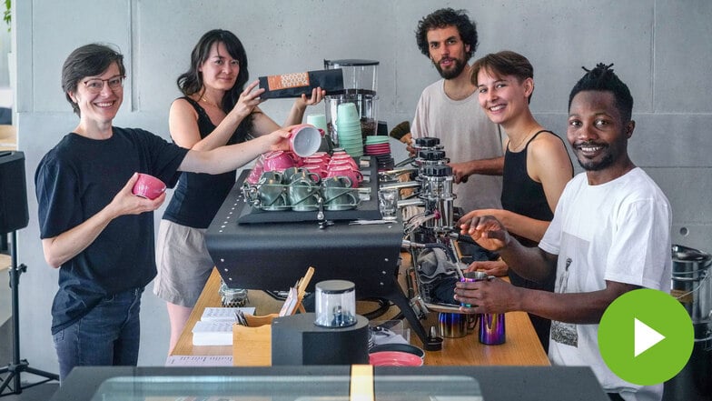 Anne, Mireen, Thibaut, Katharina gehören zum Team von Wilson Ndzi Tanto. Der Gründer von Cross River Coffee hat eine zweite Filiale in der Dresdner Altstadt eröffnet.