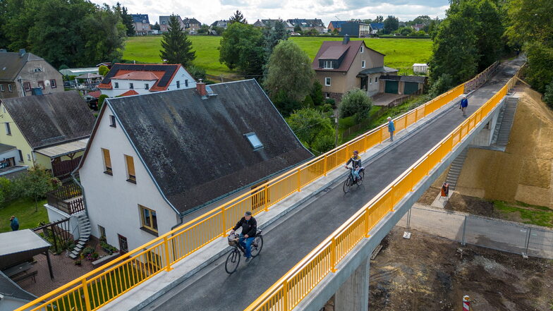 Auch die neue Brücke über die Mühlstraße und den Klosterbach kann seit Donnerstag von den Radfahrern genutzt werden.