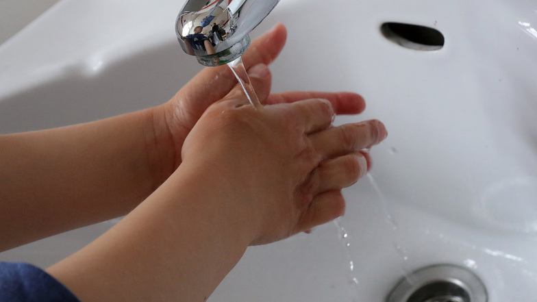 Ein Kind wäscht sich die Hände. Mehrmaliges Händewaschen am Tag ist ab Montag Pflicht, wenn die Kindergärten des Landkreises Meißen wieder öffnen.