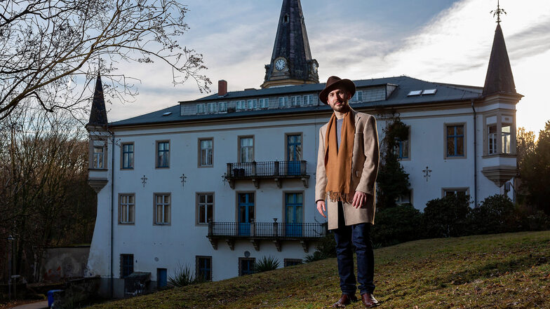 Jan Horsky ist seit dem Tod seines Vaters 2012 Eigentümer des Nöthnitzer Schlosses. Schrittweise will der 23-Jährige das Denkmal sanieren und wieder für Besucher öffnen. Damit das gelingen kann, erhält er nun Unterstützung von der Gemeinde.