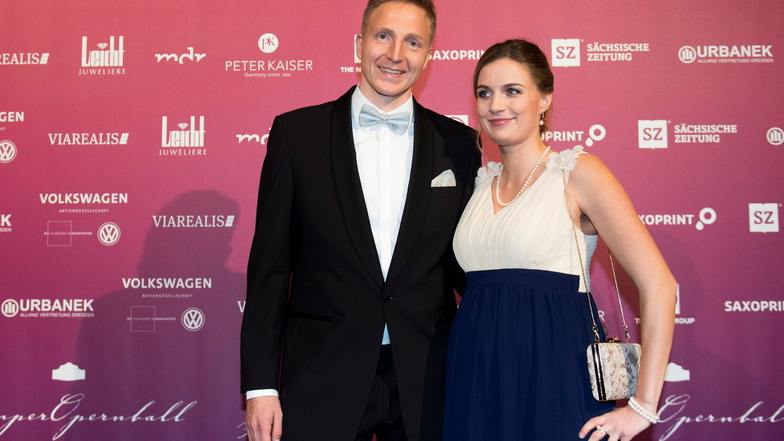 Der rote Teppich ist eigentlich nicht die Bühne, auf der sich Marco Hartmann wohlfühlt. Beim Semperopernball 2017 machte er mit seiner Frau Julia eine Ausnahme.