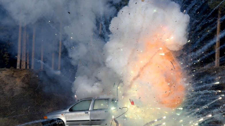 Der Zoll demonstriert die Explosion  illegal eingeführter Knaller in einem Pkw.