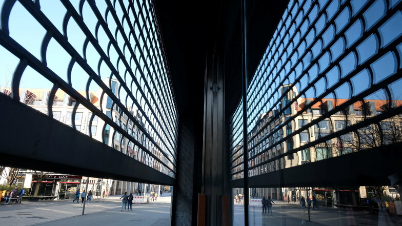 Das Gitter eines Schaufensters an einem Leipziger Ladengeschäft im Stadtzentrum ist zur Hälfte heruntergelassen.
