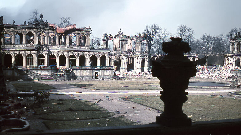 So hat man den Dresdner Zwinger noch nicht gesehen:  Walter Hollnagel  hielt die Trümmer kurz nach dem Bombardement 1945 in Farbe fest.