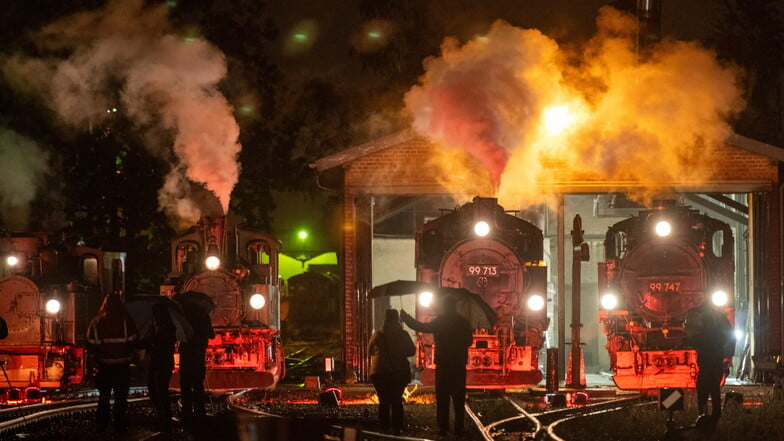 Der Lößnitzdackel feierte am Wochenende 140-jähriges Jubiläum und bereits am Freitagabend dampften die Loks im Radebeul um die Wette.