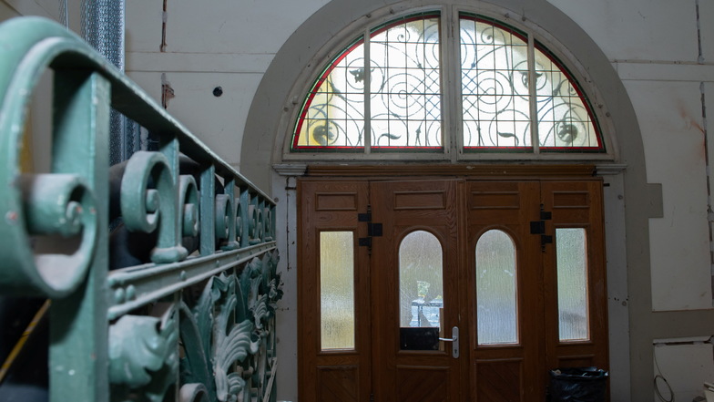 Eingangsbereich mit der markanten Treppe und der Jugendstil-Tür.