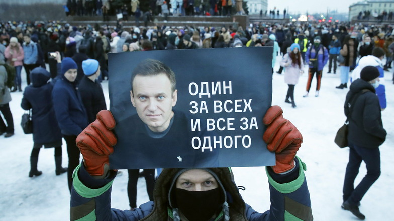 St. Petersburg am 23. Januar: Ein Mann hält ein Plakat mit einem Porträt Nawalnys während der Proteste.