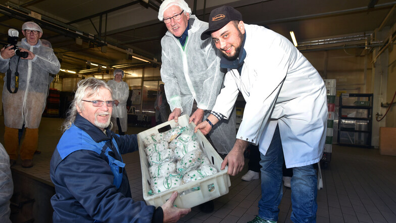 Junior-Chef Danny Löffler hilft bei der Verladung der gespendeten Stollen in die Lkw der Tafeln