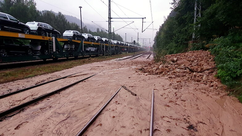 Schlamm von abgerutschten Hängen haben die internationale Strecke der Bahn (Dresden - Prag) bei Krippen blockiert. Am Montagmorgen wurde ein Gleis der Strecke wieder freigegeben.