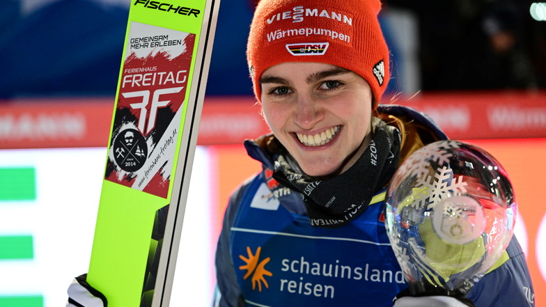 Skispringerin Selina Freitag gewann diese Saison so einige Pokale. Die Sächsin war zudem bei einer Premiere dabei.