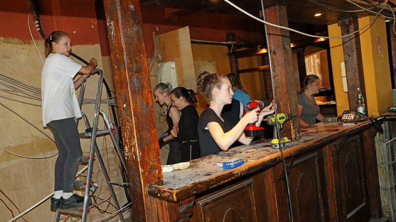 Freiwillige Helferinnen bei der Arbeit: Jugendliche haben in dieser Woche mit dem Umbau der Rumpelkammer zum Jugendladen begonnen. Hinter der Theke ist eine kleine Küche geplant.