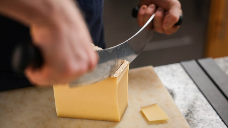 Im Frankreichladen "Savoir vivre" gibt es edle Käsesorten wie "Comte". Künftig will Inhaber Uwe Sochor das Käse-Angebot noch ausbauen.