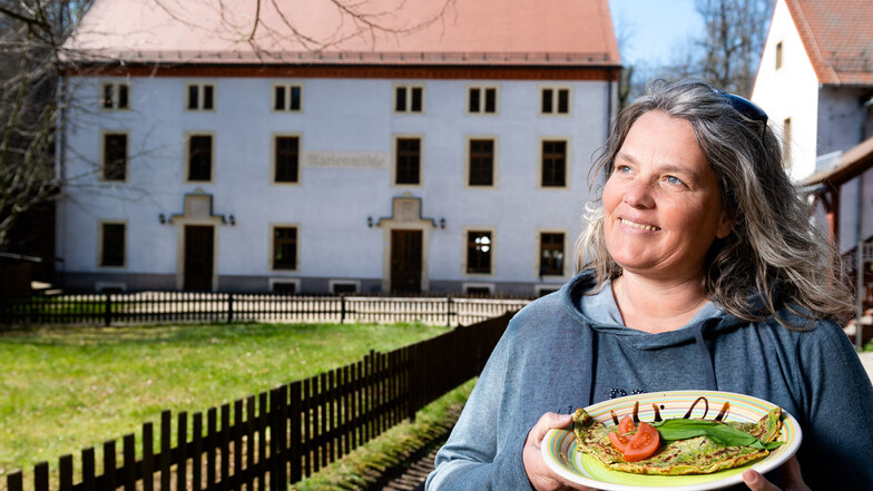 Ivonne Munser ist froh, denn sie wird nun endlich die Marienmühle im Seifersdorfer Tal übernehmen. Den Biergarten der geschlossenen Gaststätte hat sie seit fünf Wochen geöffnet.
