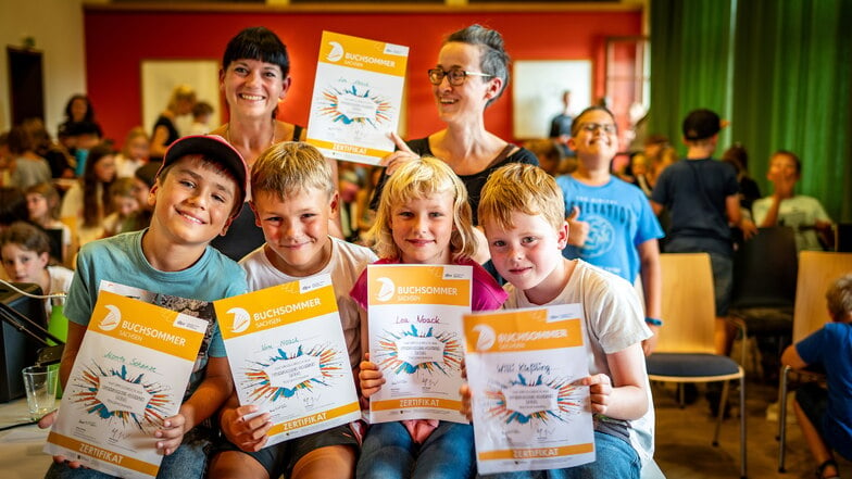 Das Team der Harthaer Bibliothek um Marielle Ruder (links) hatte zur Abschlussfeier des Buchsommers eingeladen. Mit dabei waren Moritz (9) (von links), Vin (9), Lea (7), Willi (8) und Autorin Josephine Mark.