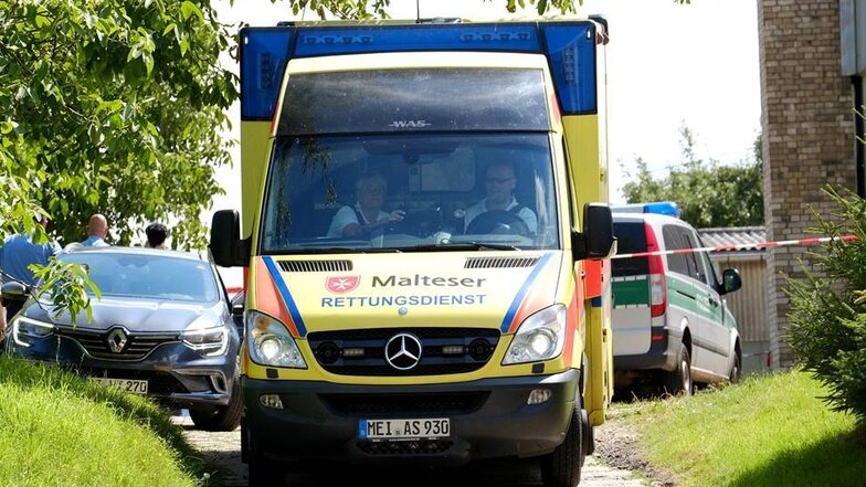 Nach der Untersuchung wird der 43-jähriger Radebeuler im Rettungswagen nach Dresden gefahren.