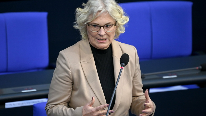 Christine Lambrecht (SPD), Bundesministerin der Justiz und für Verbraucherschutz, will den illegalen Internet-Handel mit Waffen, Drogen und Kinderpornografie härter bestrafen.