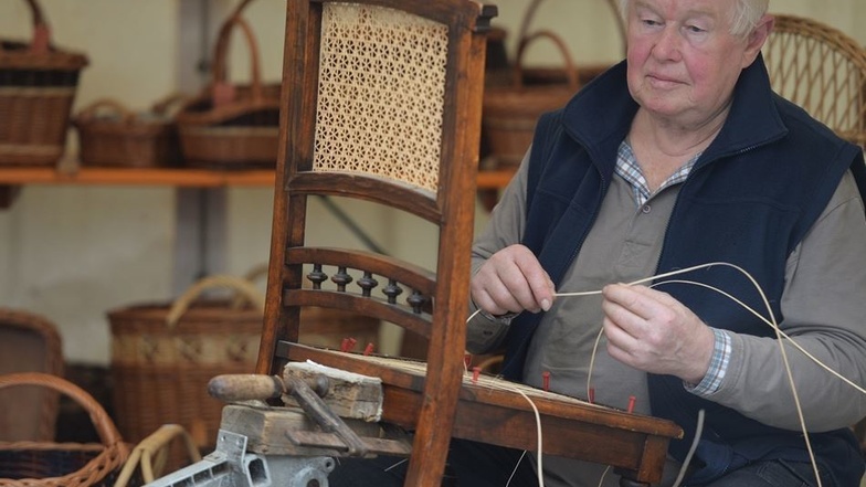 Seit 63 Jahren ist Herbert Marschner aus Meißen Korbmacher. Der 79-Jährige betreibt sein Handwerk noch als Hobby und zeigt auf der Handwerkermeile, organisiert von der Handwerkskammer Dresden, sein Können. Auch Steinmetzen, Porzellanmalern, Tischlern und 
