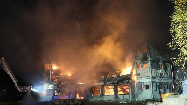 Am Sonnabend brannten gegen 1.40 Uhr abgestellte Wohncontainer an der Friedrich-Engels-Straße in Dippoldiswalde.