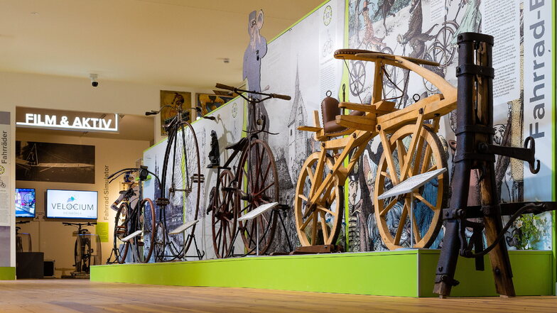 Von historischem Laufrad bis zum modernen E-Bike. Jede Entwicklungsetappe des Fahrrads wird gezeigt.