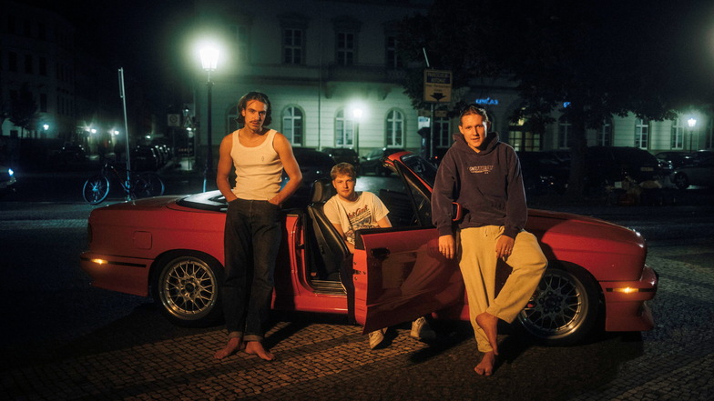 Zacharias Jarsumbeck, Gustav Friedländer und Paul-Georg Sonntag (von links) bilden das Künstlerkollektiv "01099". Sie haben gerade eine neue Single veröffentlicht. Nicht im Bild: Dani.