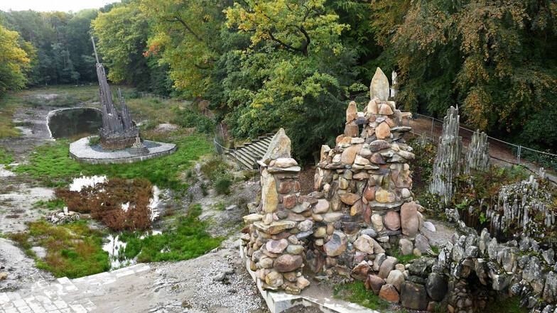 Dieser Blick von der Rakotzbrücke auf Basaltgruppe und Grotte ist nur im Ausnahmefall möglich, da das Betreten der Brücke auch künftig verboten ist.
