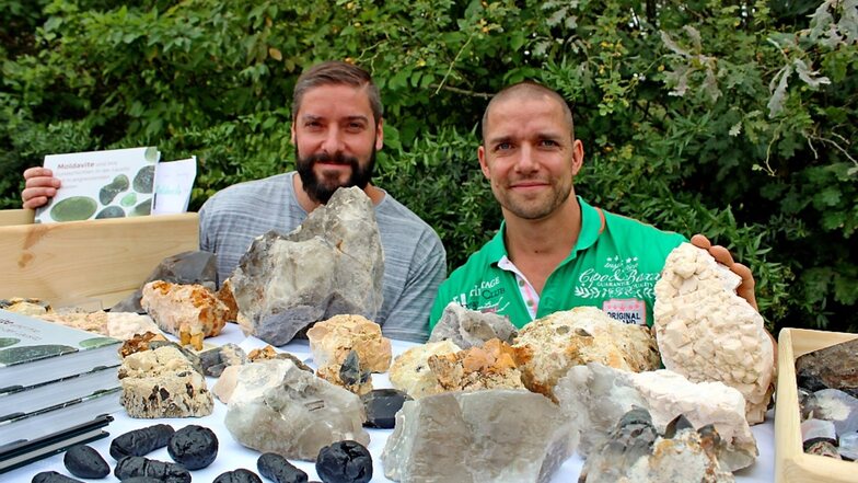 Michael Hurtig (links) und Hubert Wagner sind steinreich und können nicht nur auf zahlreiche Mineralien, sondern auch auf viele Erlebnisse bei ihrem gemeinsamen Hobby zurückschauen.