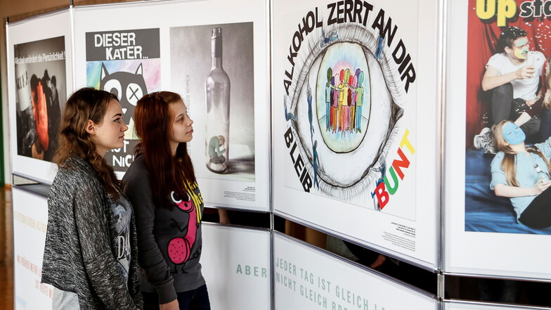 Schon im Jahr 2015 schauten sich Schüler eine Ausstellung zum Komasaufen im Berufsschulzentrum in Görlitz an.