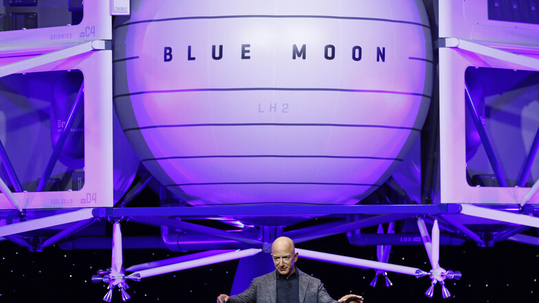 Jeff Bezos vor dem Modell einer der Mondlandefähren. "Blue Moon" soll bis zu vier Mondautos sowie Geräte für wissenschaftliche Untersuchungen und eventuell sogar Menschen an Bord nehmen können.