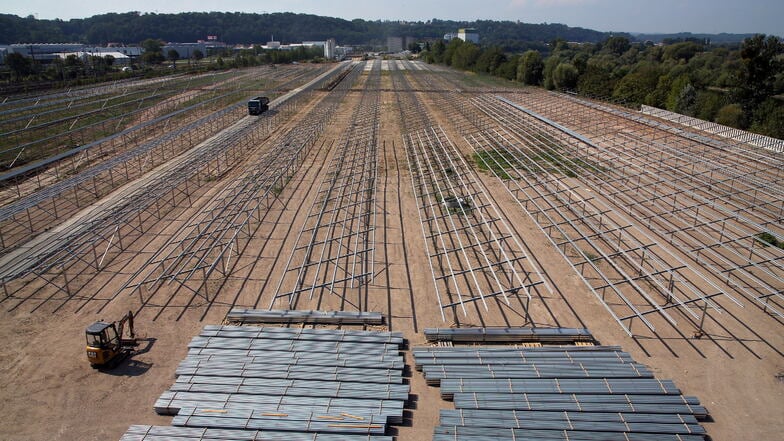 Auf diesem  privaten Grundstück unterhalb der Sachsenbrücke in Pirna entsteht ein Solarpark.