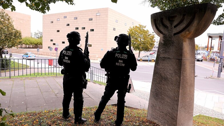 Bewaffnete Polizisten vor der Dresdner Synagoge