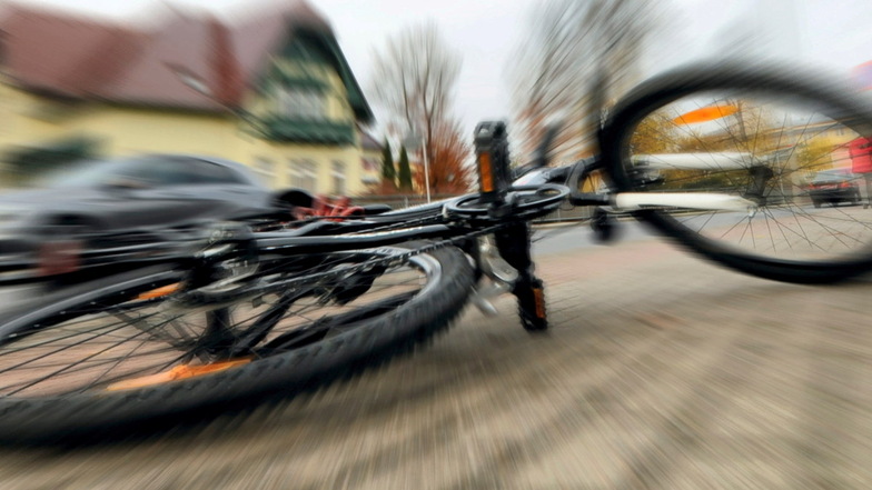 Coswig: Radfahrer stirbt nach Zusammenstoß mit Autotür