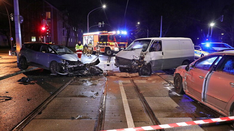 Bei dem Unfall auf der Güntzstraße wurden zwei Menschen schwer verletzt.