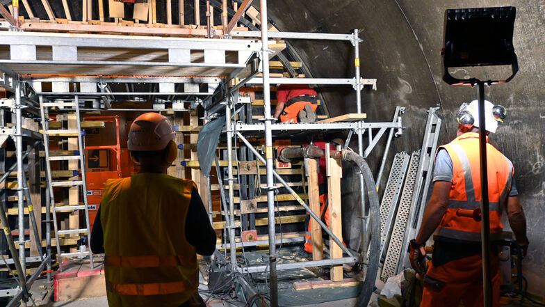 Bauarbeiter beim Verschluss der Querschläge im Tunnel Königshainer Berge