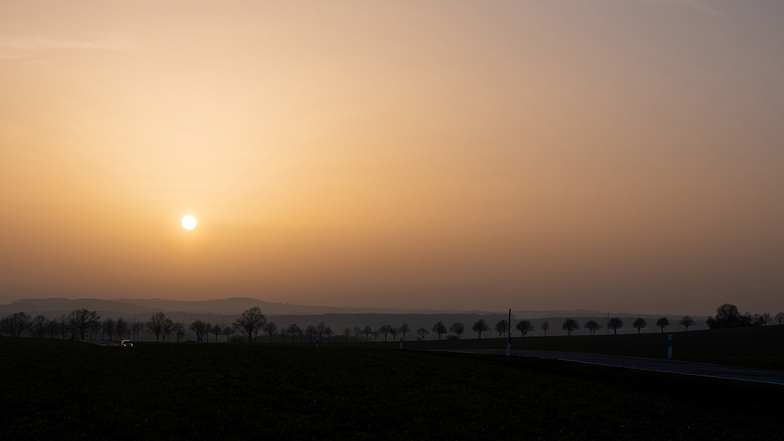 Saharastaub erzeugt Dunst in der Atmosphäre, tags beige, abends dann rötlich-trübe. Hier der Blick nach Stolpen vor genau zwei Jahren. Da war dies ebenso der Fall, und damals noch heftiger als heute.