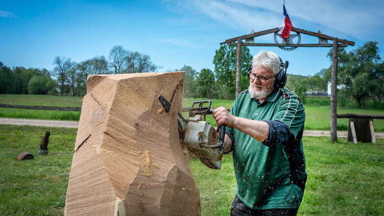 Georg Stark ist Kettensägen-Künstler. Das zeigt er auf der White Wolves Ranch in Trebanitz in der Gemeinde Jahnatal. Stark verlor durch einen Brand seine Existenzgrundlage.