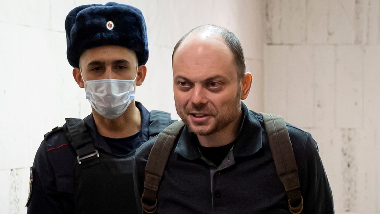 Wladimir Kara-Mursa (r), Kreml-Kritiker, wird im Februar zu einer Anhörung in einem Gericht begleitet.