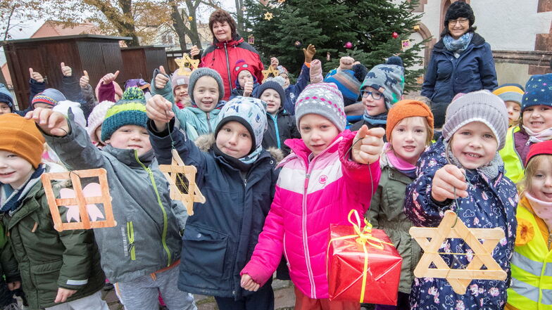 Die Mädchen und Jungen der Leisniger Kindereinrichtung haben in diesem Jahr erstmals den Schmuck gebastelt, mit dem jetzt der große Weihnachtsbaum an der Stadtkirche dekoriert ist.
