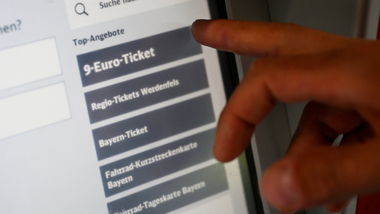 Die im Juni gestarteten 9-Euro-Tickets gelten noch im Juli und August und ermöglichen bundesweit jeweils für einen Monat Fahrten in Bussen und Bahnen des Nahverkehrs.